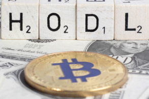 hodl - czyli strategia polegająca na trzymaniu kupionych kryptowalut w oczekiwaniu na moment aż ich wartość wzrośnie