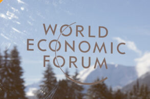 światowe forum ekonomiczne w davos z dwoma panelami o kryptowalutach i cbdc - autor zdjęcia Bloomberg / Jason Alden