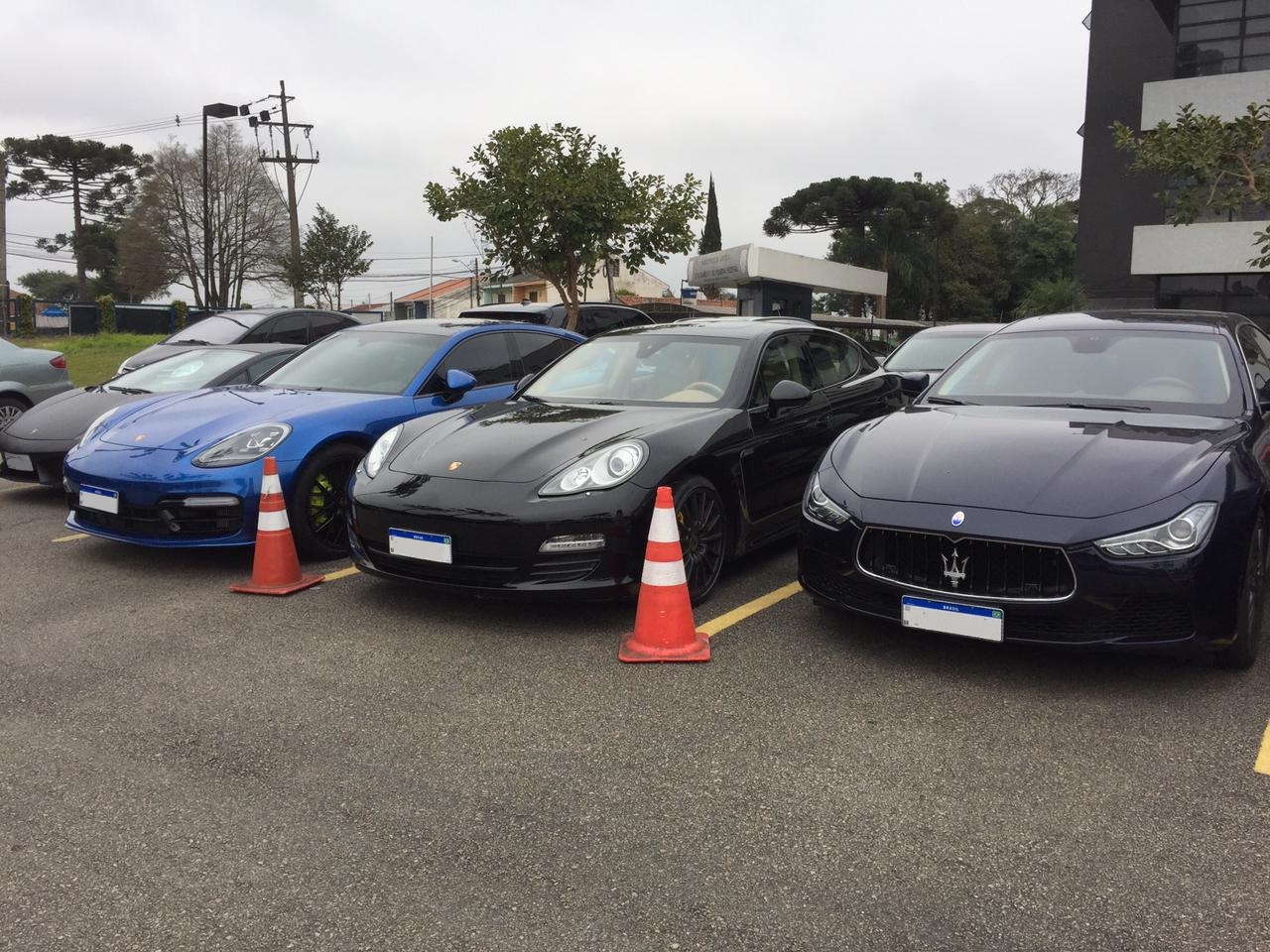 Samochody Oliveiry na policyjnym parkingu